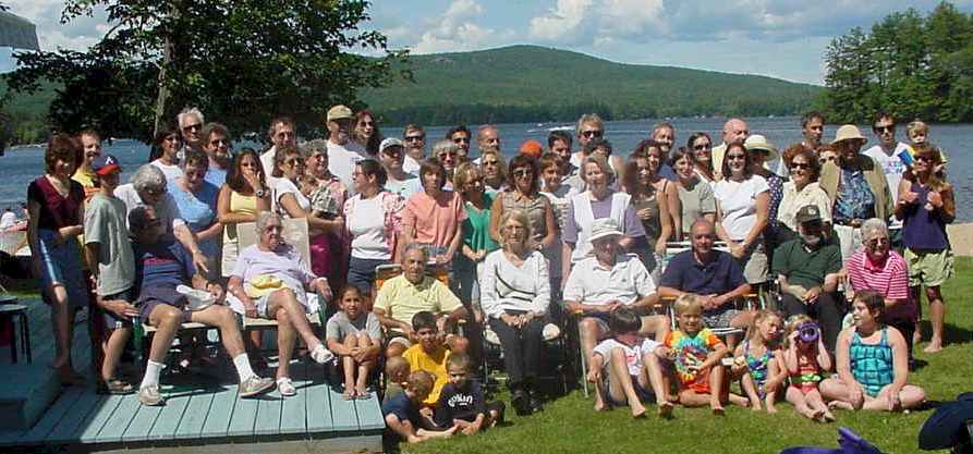 family_pic_at_bow_lake.jpg (61294 bytes)